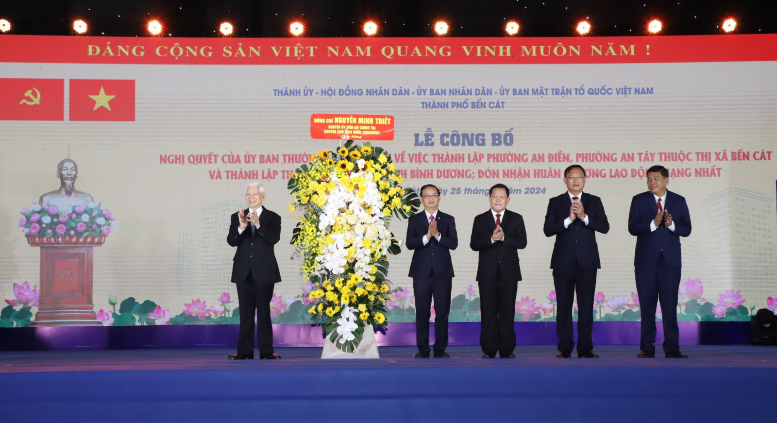 Đồng chí Nguyễn Minh Triết tặng lẵng hoa chúc mừng Thành phố Bến Cát.